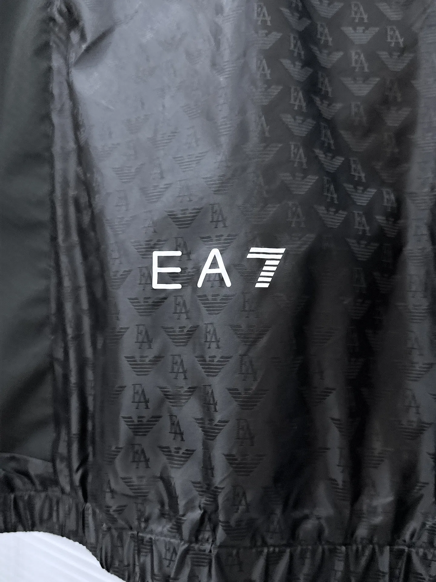 Armani official website Same Style, complete with three labels, on sale in advance. 2026 Autumn and Winter New Arrival men's jacket, Original with complete three labels, Premium version. Custom-made fabrics at the counter. Breathable, high comfort, impeccable details, brand element design concept, reflecting high quality. It feels delicate and soft, presents a casual cut, and has a great upper body shape. Sizes: M～3XL